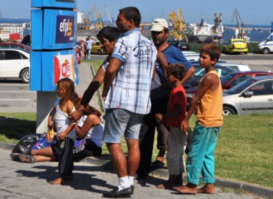Un copil de 8 ani şi o fată de 18 ani, loviţi de o maşină pe bulevardul 1 Mai